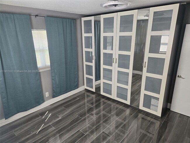 Building Photo - 2190 NE 1st Ln