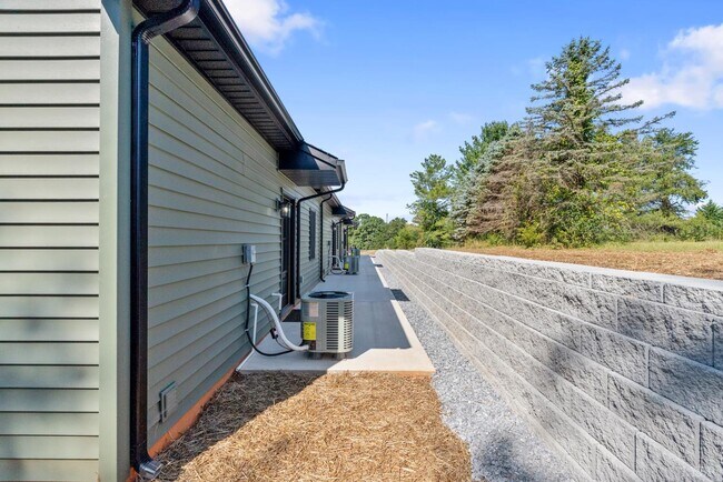 Building Photo - 45 Savage Dr