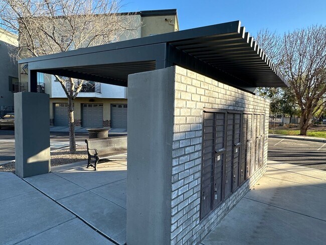 Building Photo - 4 bed 2.5 bath townhouse in The Crossings