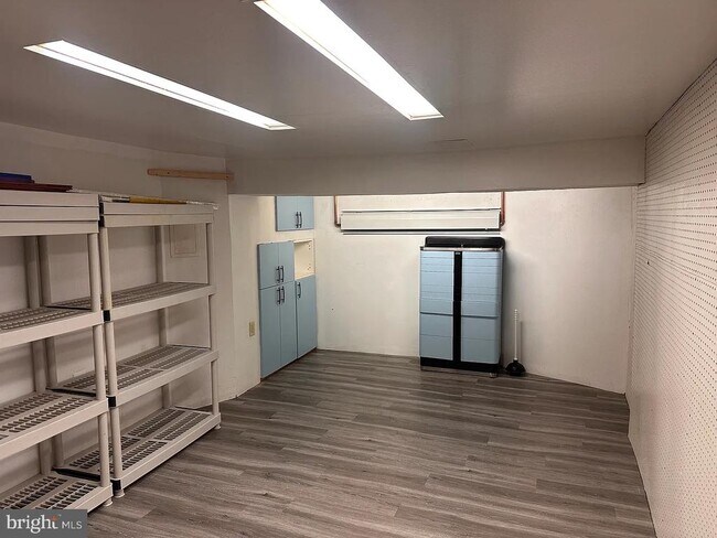 Building Photo - 229 Iona Ave