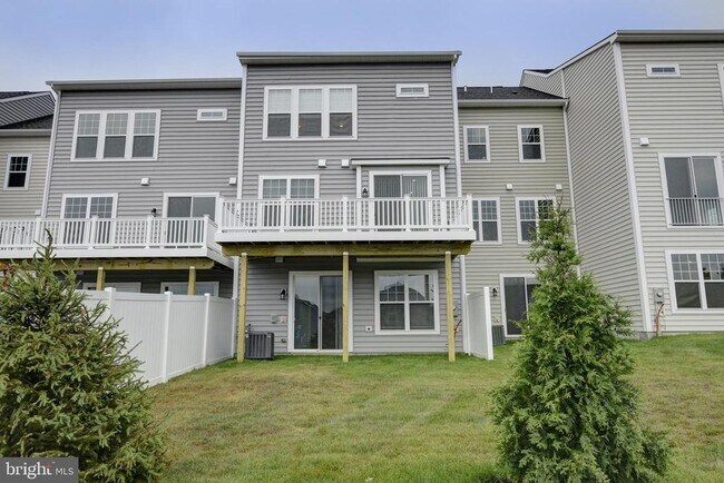 Building Photo - 42932 Running Creek Square