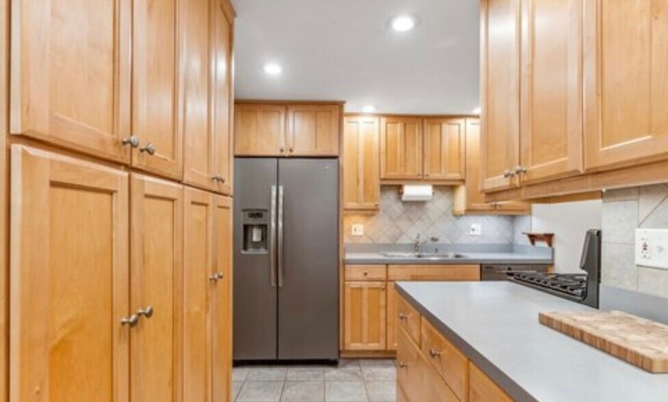 Building Photo - 857 N La Salle Dr