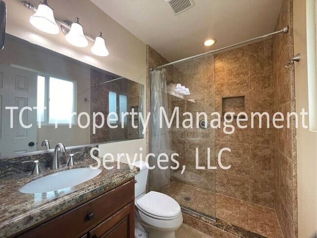 Building Photo - Spacious Open Concept 3 bedroom, 2 bath Ho...
