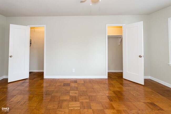 Building Photo - Broadway 2556-2558