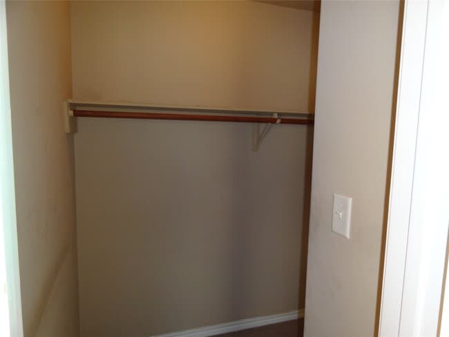 Building Photo - 1550 Village Way Dr