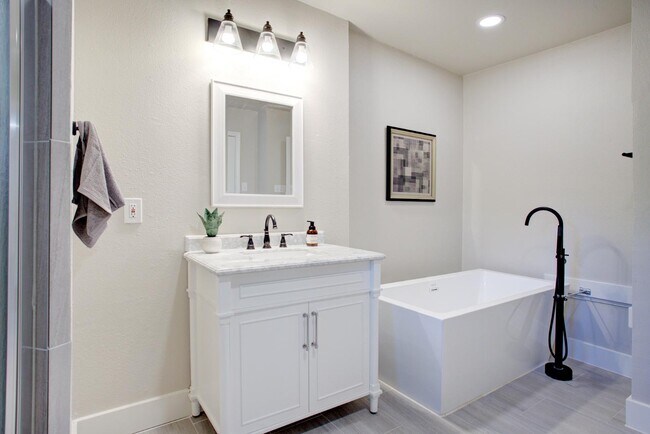 Building Photo - 5709 Walraven Cir
