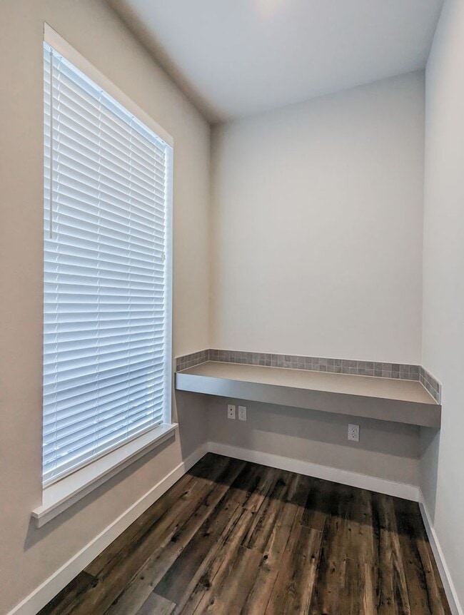 Building Photo - **Move-In Special** Fully upgraded 3 bed 2...