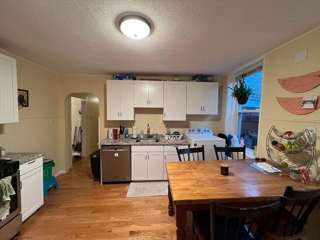 Building Photo - 9/1 Top floor 4BR/3BA on Somerville/Camb line!