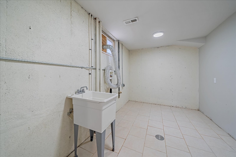 Building Photo - 1637 S Quitman St