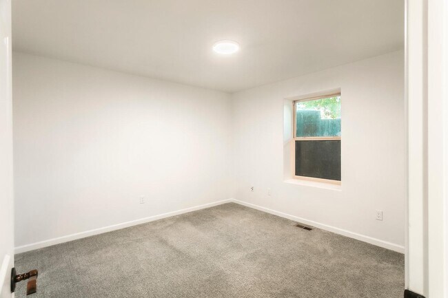 Building Photo - 94 Castle Ridge Dr