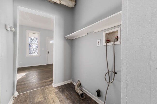 Building Photo - Freshly Updated Townhome Apartment!