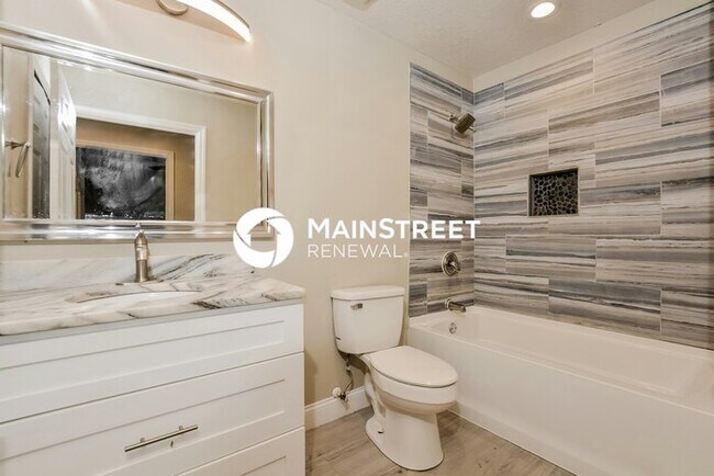 Building Photo - 4 Bedroom Pet-Friendly Home in Mount Dora, FL with Main Street Renewal
