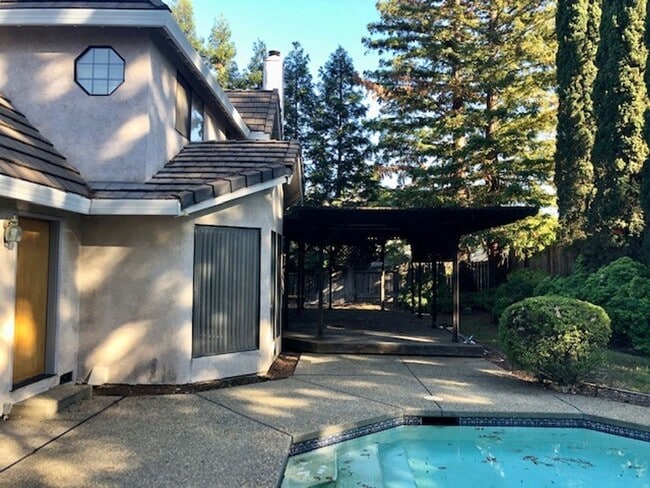 Building Photo - Spacious 4 bedroom 3 bath home in Folsom