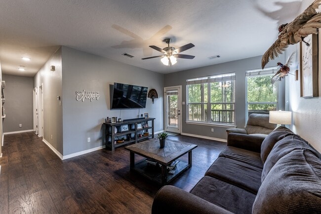 Building Photo - 1801 Camellia Ct