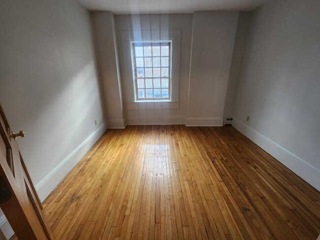 Building Photo - 4 State St