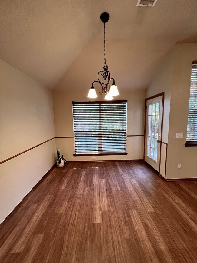 Building Photo - Lovely Rental Home in Heatherwood Neighbor...