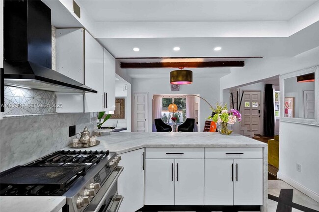 Building Photo - 800 NE 97th St