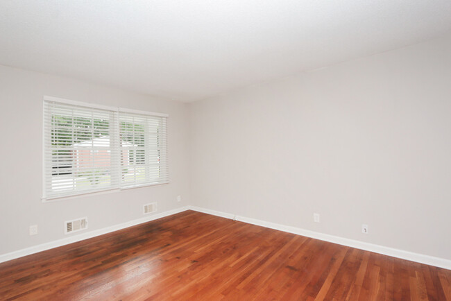 Building Photo - Spacious 4BR 2BA Home!