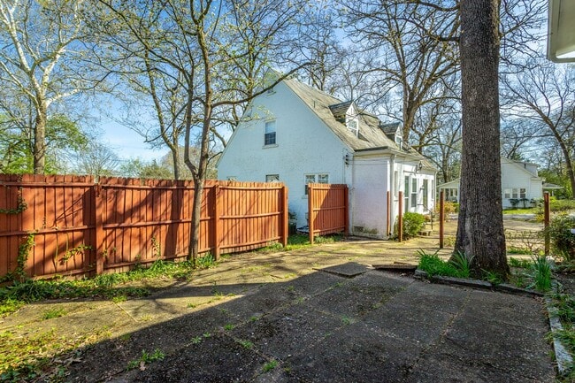 Building Photo - 3 Bedroom 2 Bath Classic