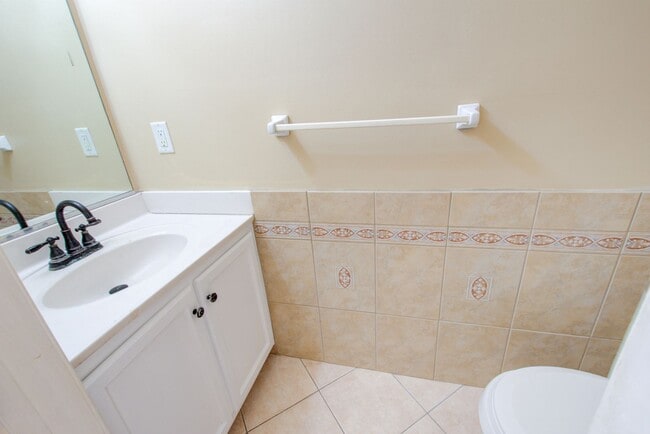 Building Photo - 3 Bed, 2.5 Bath Home Conveniently Located ...