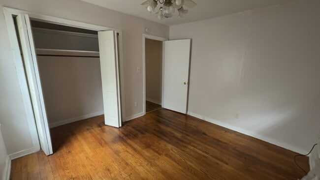 Building Photo - Affordable Duplex in Fondren!
