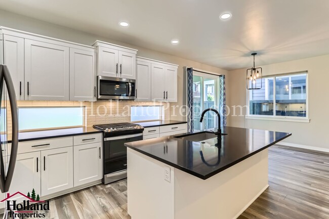 Building Photo - Modern Stylish 3-Bed Home in Prime Hillsbo...