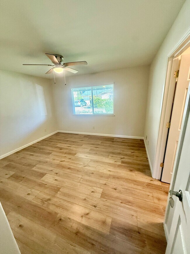 Building Photo - 240 Scholtz Ave