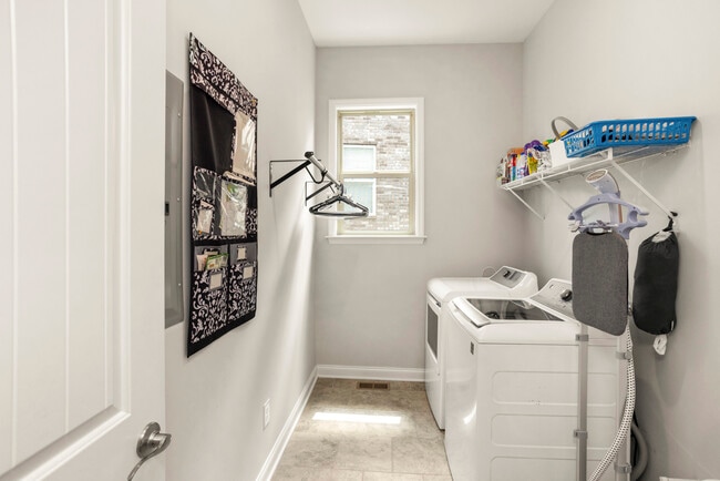 Building Photo - 2024 Albatross Way