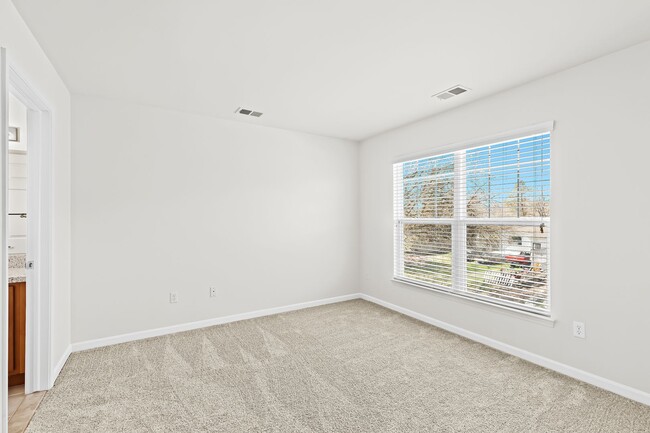 Building Photo - MOVE IN READY 2 BED 2 BATH!