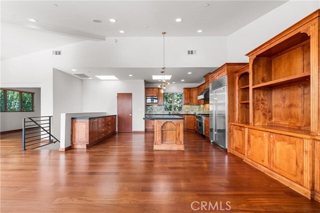Building Photo - 1542 Manhattan Beach Blvd