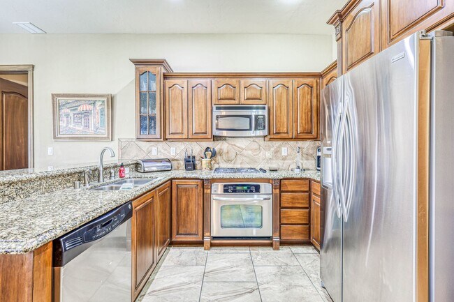 Building Photo - Westside area for Short Term Rental (Compl...