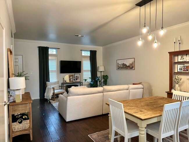 Building Photo - Townhome close to everything on Bayou Trace off Jackson St