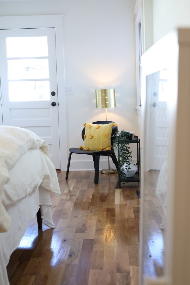 Separate Entrance - 2041 Payne St