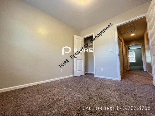 Building Photo - 3 BR Available now in Lakeview Commons!