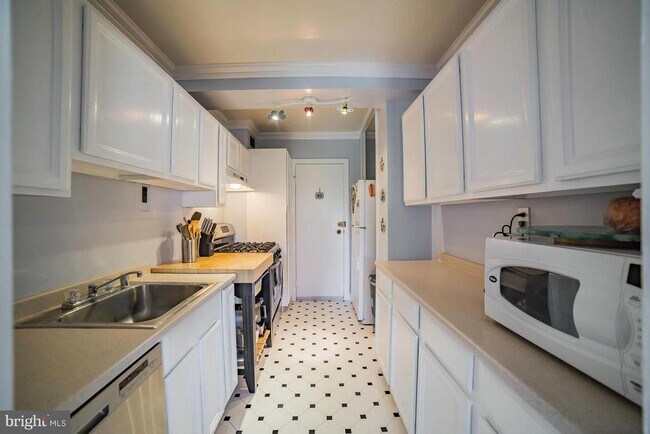 Building Photo - 4201 Cathedral Ave NW