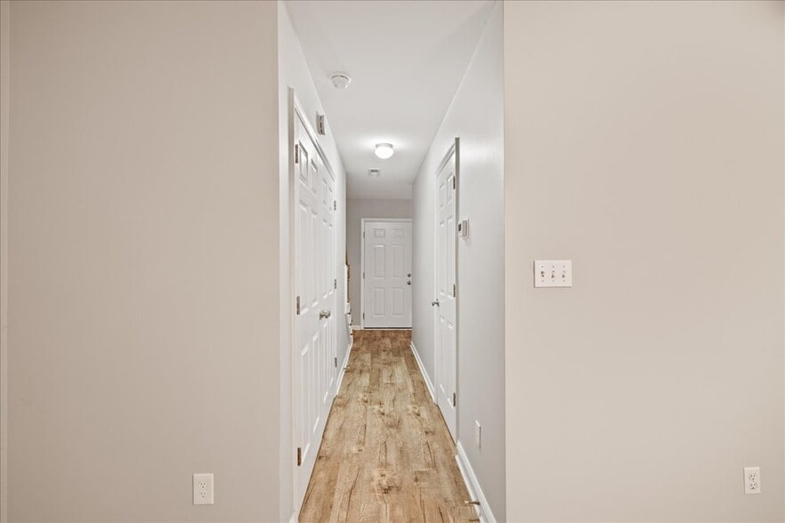 Building Photo - 120 Gatwick Ct