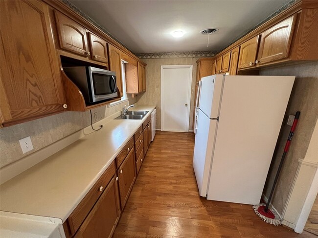 Building Photo - 2106 N Loy St