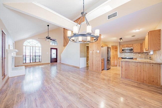 Building Photo - Charming 3-Bed Home by downtown Grapvine