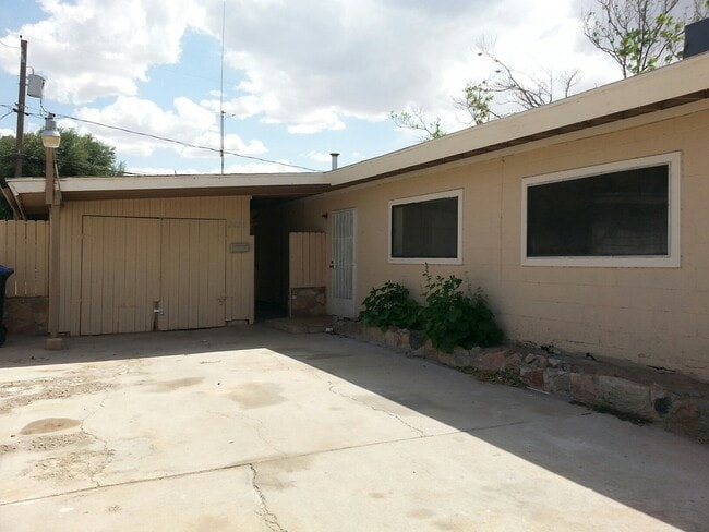 Building Photo - Single story Home
