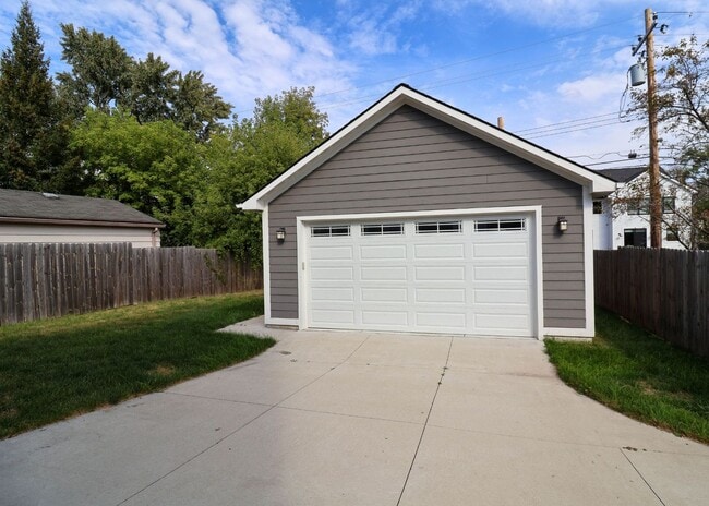 Building Photo - JUST REDUCED!!  Stunning 4 bedroom 2.5 bat...