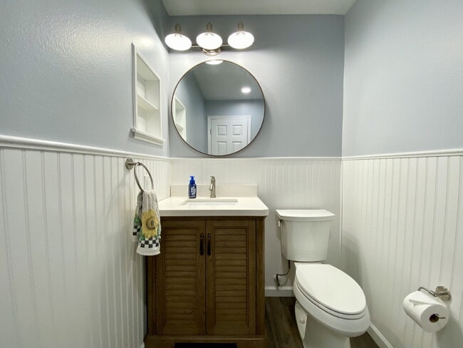 Building Photo - Modern & Completely Renovated Condo in the...