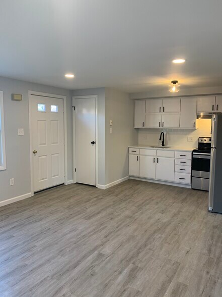 living room towards front door - 343 Calvert St