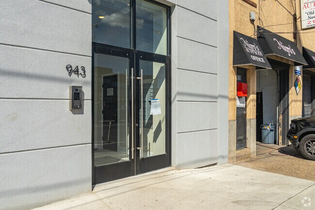 Entrance - 943 Washington Ave