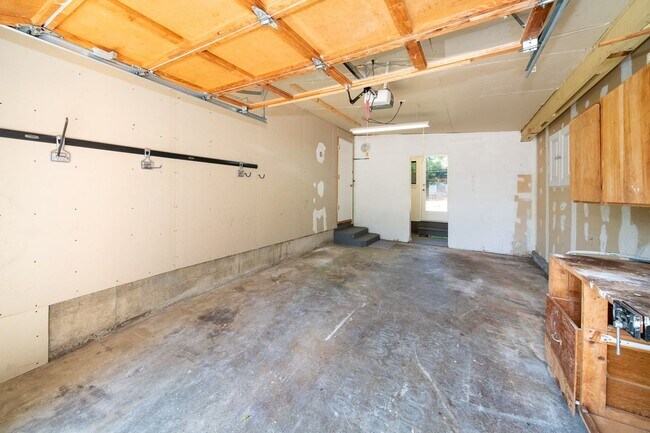 Building Photo - 15618 NE 1st Pl