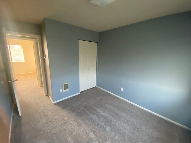Building Photo - 758 N Cloverleaf Loop