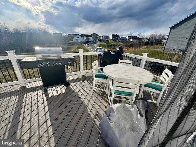 Building Photo - 100 Batik Wy