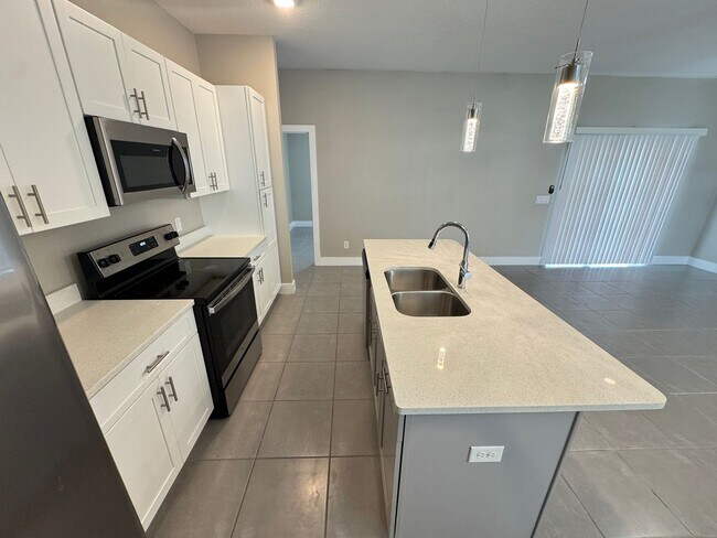 Building Photo - Spacious 4-Bedroom Home in Poinciana – Internet Included & No HOA Approval Required