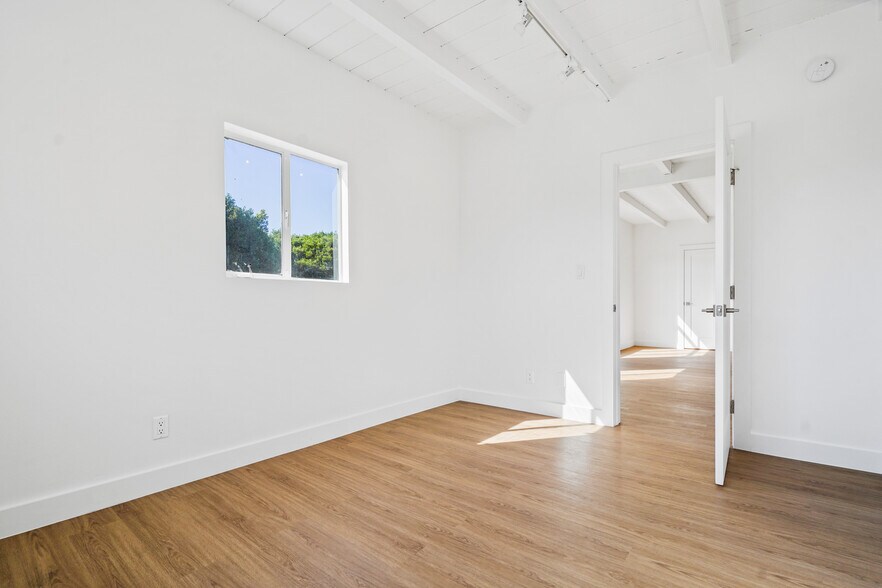 Building Photo - 920 Marine St