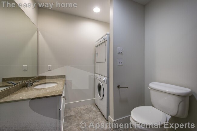 Building Photo - 110 Second St Unit #PH02