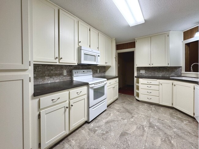 Building Photo - 3 Bedroom/2 Bath House in Batesville